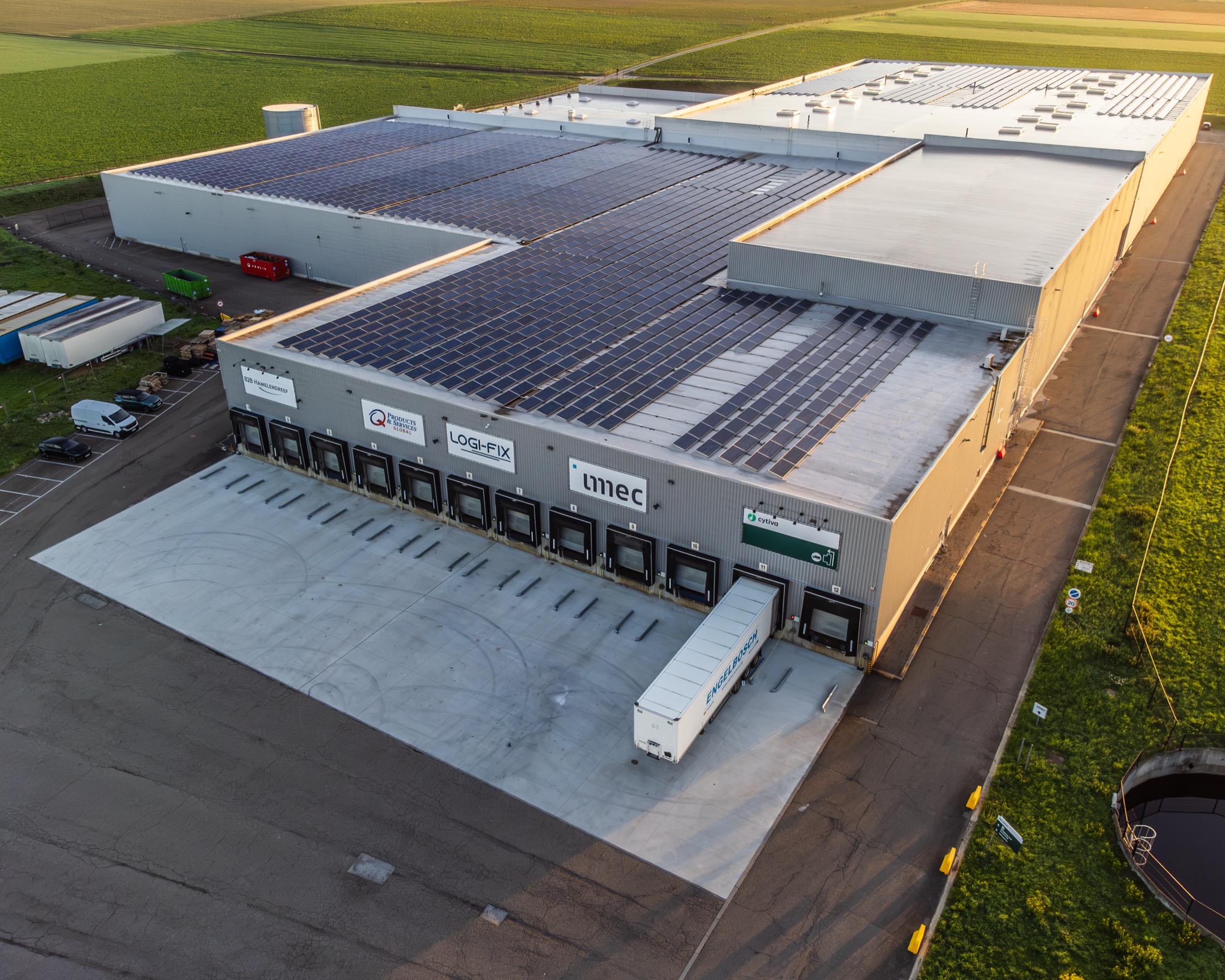 Aerial view of the LOGI-FIX logistics site and loading docks in Tienen